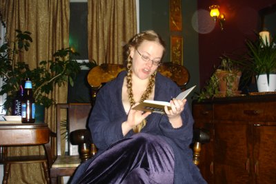0107/Dragonladyreadingastory0120.jpg