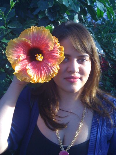 0109/LilhoBigFlowerInhair0110.jpg