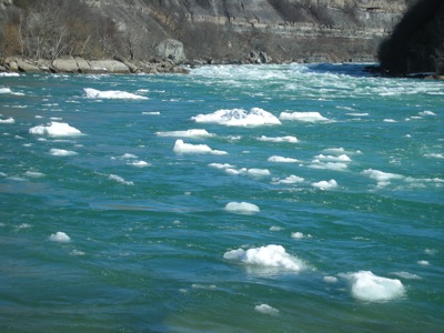 0408/IceBergs0407.jpg 0408/IceBergs0407.jpg