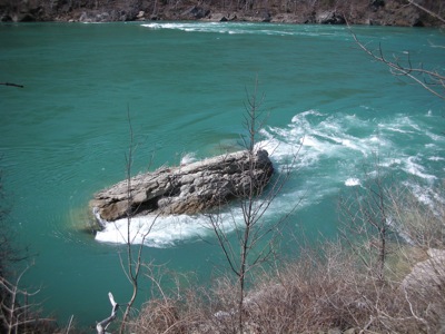 0408/MassiveRock0407.jpg 0408/MassiveRock0407.jpg