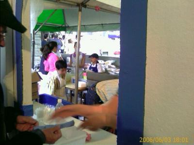 0606/childrenInTheKitchen1436.jpg