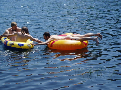 0807/FloatingInJabePond0805.jpg