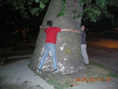 0907/JimJamesTerryHugTree0909.jpg