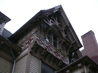 0907/MarkTwainHouseGable0913.jpg