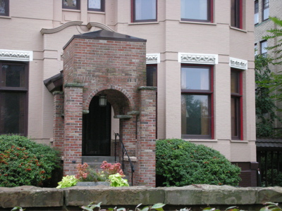 0907/RemudledHouseOnNorthCloseUp0913.jpg