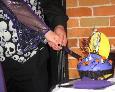 1109/Hallowedding09Cake1103.jpg 1109/Hallowedding09Cake1103.jpg